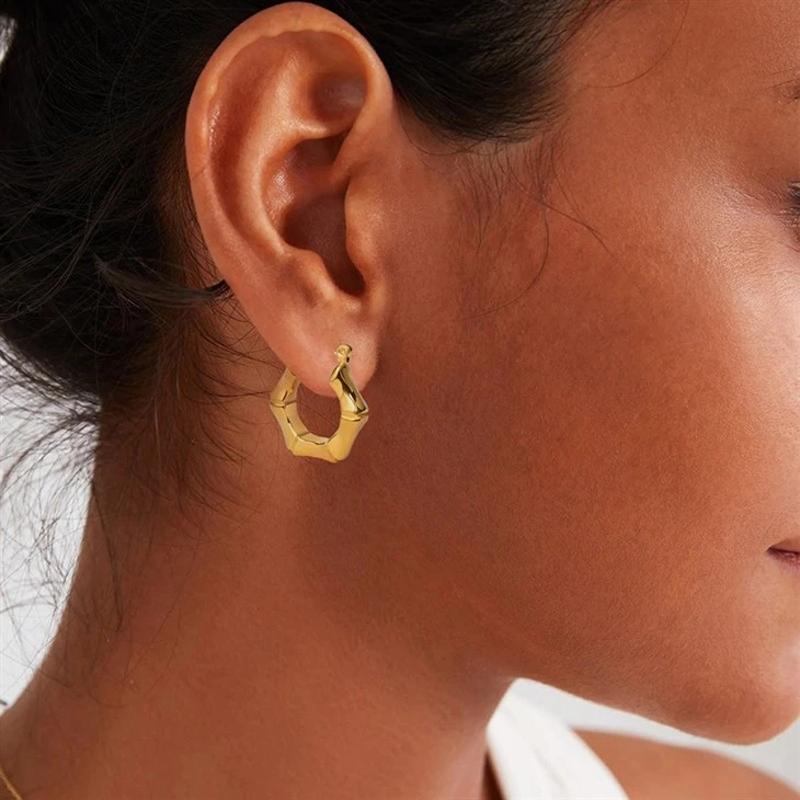 Stainless Steel PVD gold Plated Bamboo Pattern Round Hoop Earrings wear pic Stainless Steel PVD gold Plated Bamboo Pattern Round Hoop Earrings wear pic